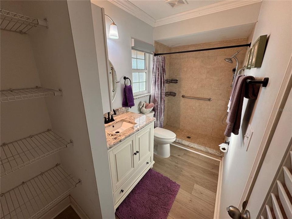 For Sale: $140,000 (1 beds, 1 baths, 644 Square Feet)