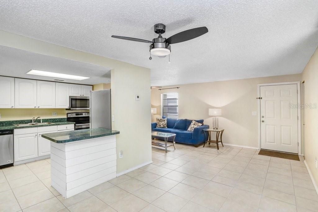 For Rent: $1,700 (2 beds, 2 baths, 915 Square Feet)