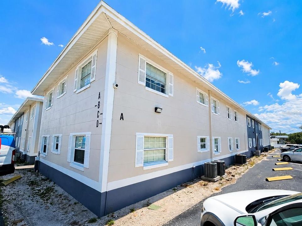 For Rent: $1,375 (2 beds, 2 baths, 900 Square Feet)