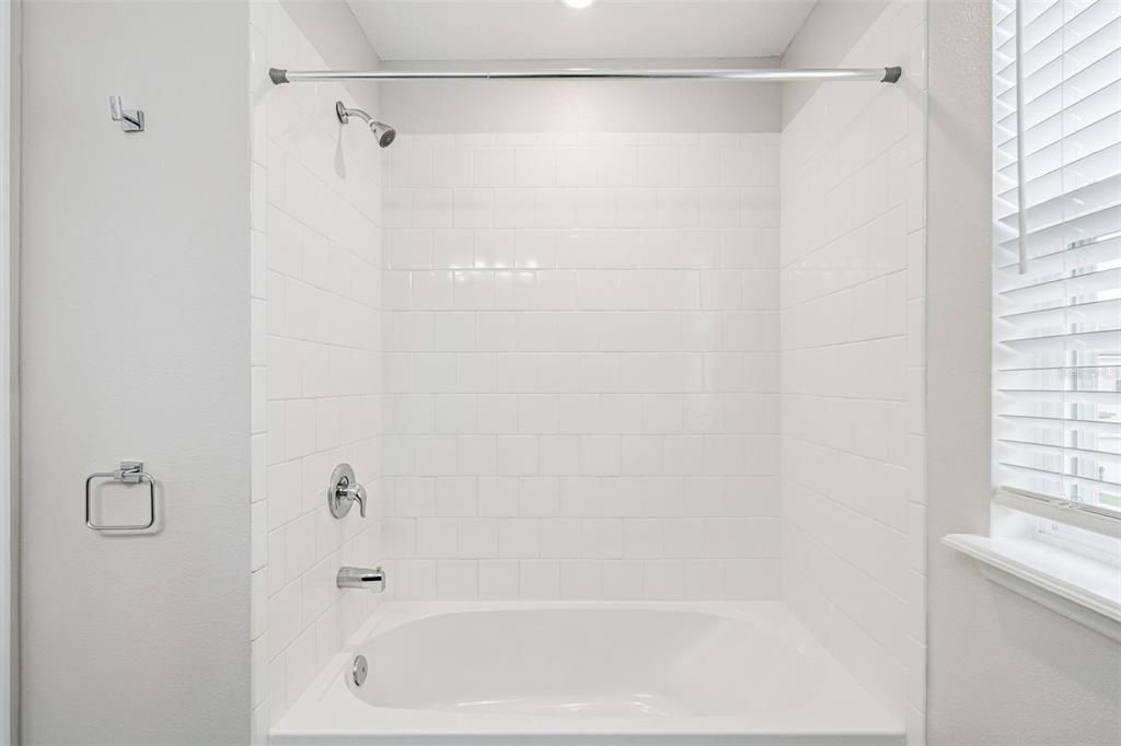 For Sale: $389,000 (3 beds, 2 baths, 1602 Square Feet)