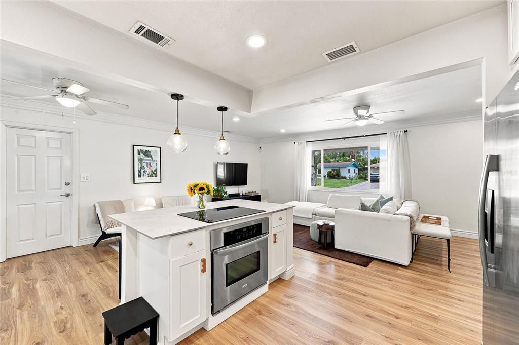 Active With Contract: $380,000 (3 beds, 1 baths, 1284 Square Feet)