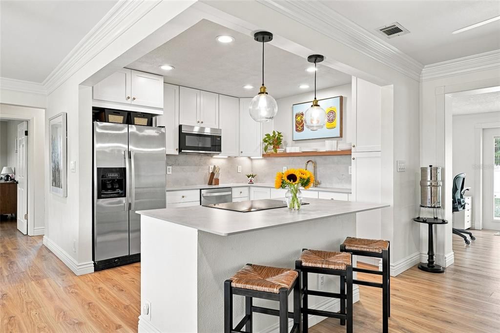 Active With Contract: $380,000 (3 beds, 1 baths, 1284 Square Feet)