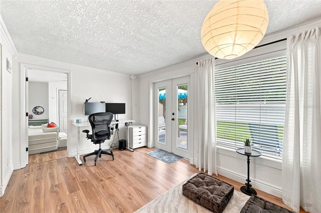 Active With Contract: $380,000 (3 beds, 1 baths, 1284 Square Feet)