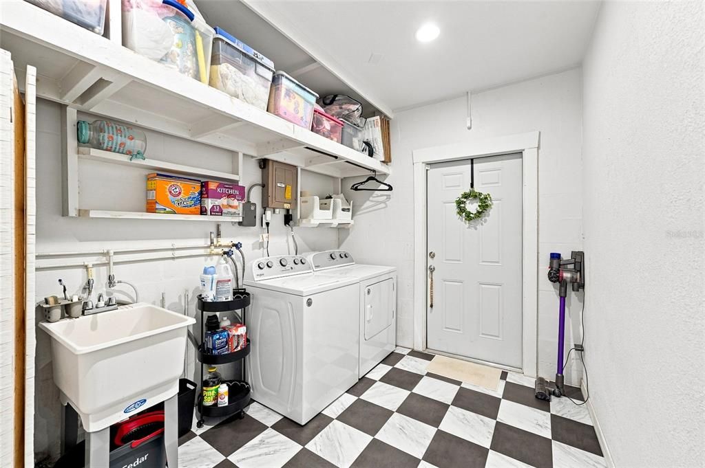 Active With Contract: $380,000 (3 beds, 1 baths, 1284 Square Feet)