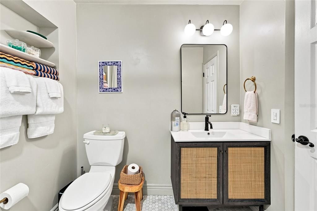 Active With Contract: $380,000 (3 beds, 1 baths, 1284 Square Feet)