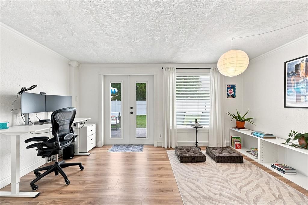 Active With Contract: $380,000 (3 beds, 1 baths, 1284 Square Feet)