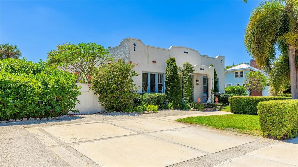 For Sale: $639,000 (3 beds, 2 baths, 1769 Square Feet)
