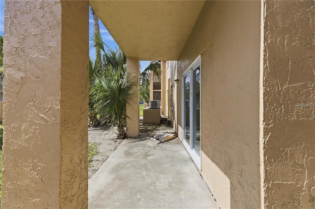 For Sale: $100,000 (2 beds, 2 baths, 934 Square Feet)