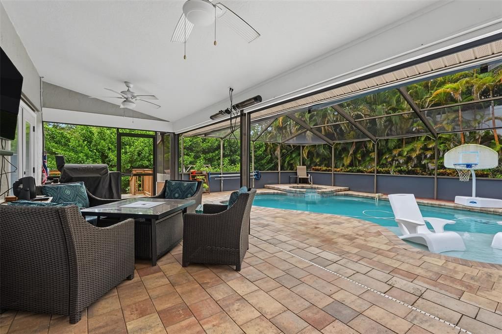 Activo con contrato: $675,000 (4 camas, 2 baños, 2321 Pies cuadrados)