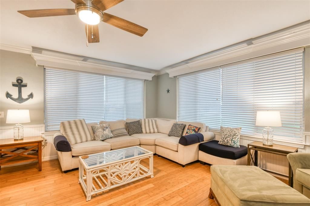 En Venta: $649,900 (4 camas, 2 baños, 1944 Pies cuadrados)