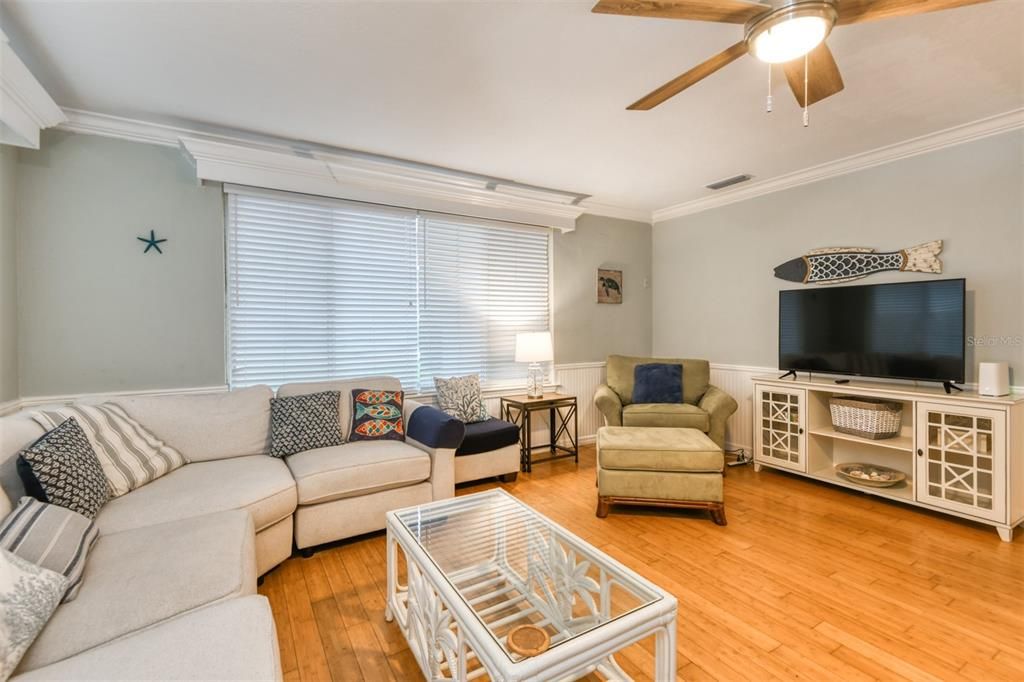 En Venta: $649,900 (4 camas, 2 baños, 1944 Pies cuadrados)