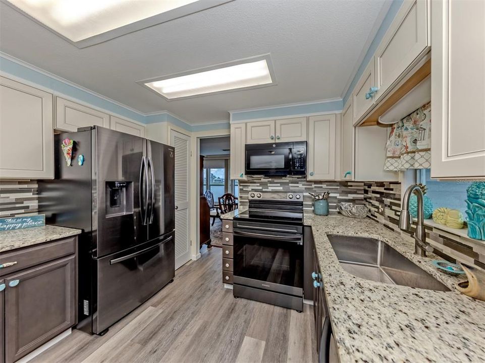 Active With Contract: $184,900 (2 beds, 2 baths, 1288 Square Feet)