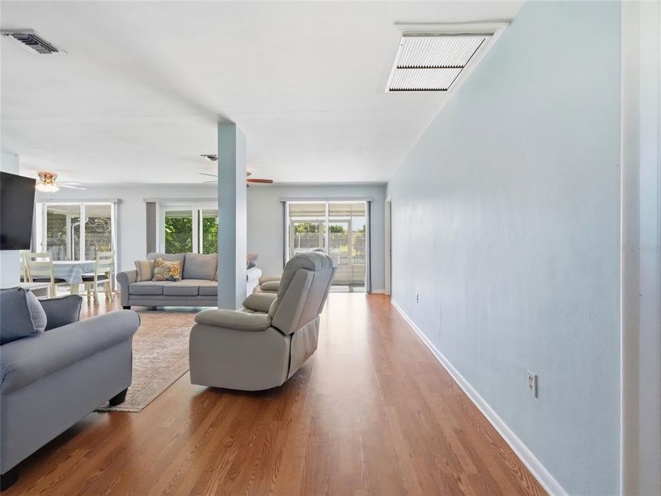 For Sale: $350,000 (3 beds, 2 baths, 1514 Square Feet)
