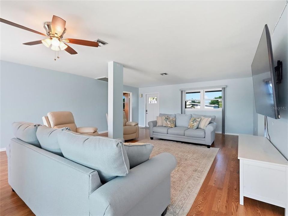 For Sale: $350,000 (3 beds, 2 baths, 1514 Square Feet)
