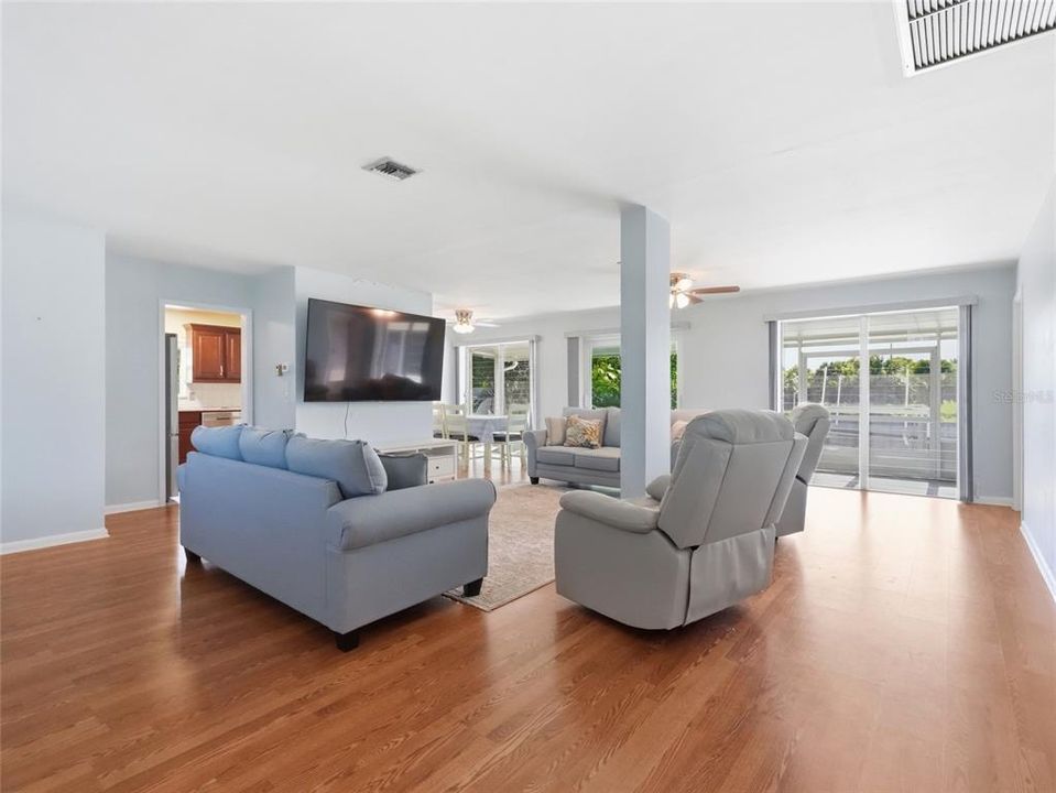 For Sale: $350,000 (3 beds, 2 baths, 1514 Square Feet)