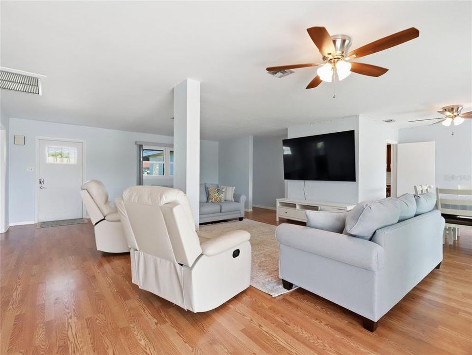For Sale: $350,000 (3 beds, 2 baths, 1514 Square Feet)