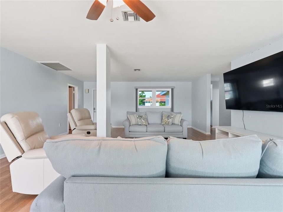 For Sale: $350,000 (3 beds, 2 baths, 1514 Square Feet)