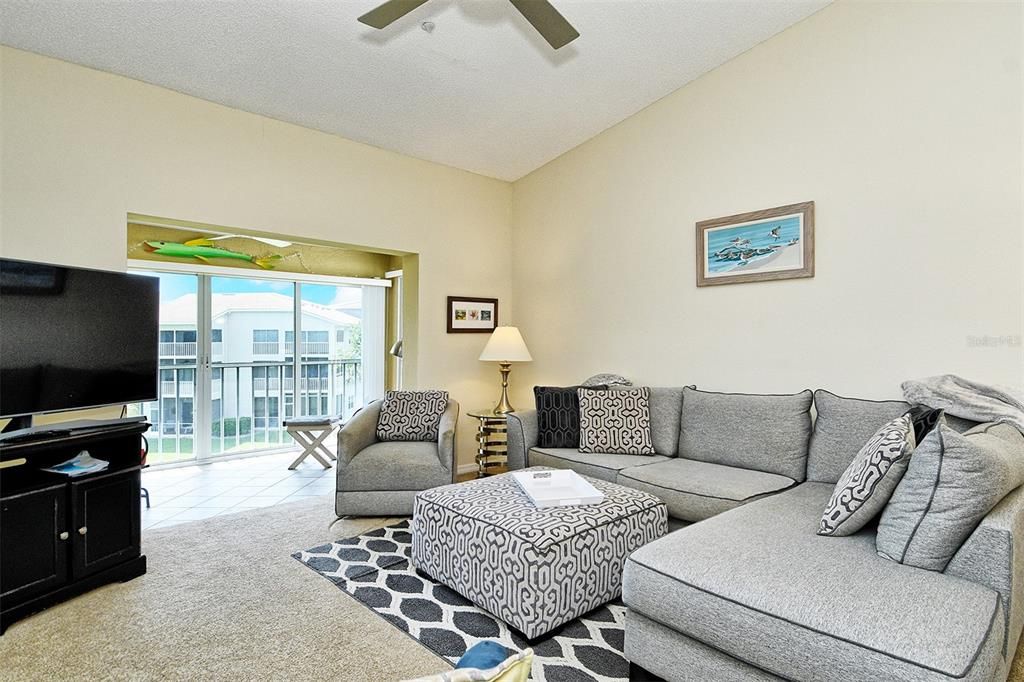 For Sale: $279,000 (2 beds, 2 baths, 1106 Square Feet)