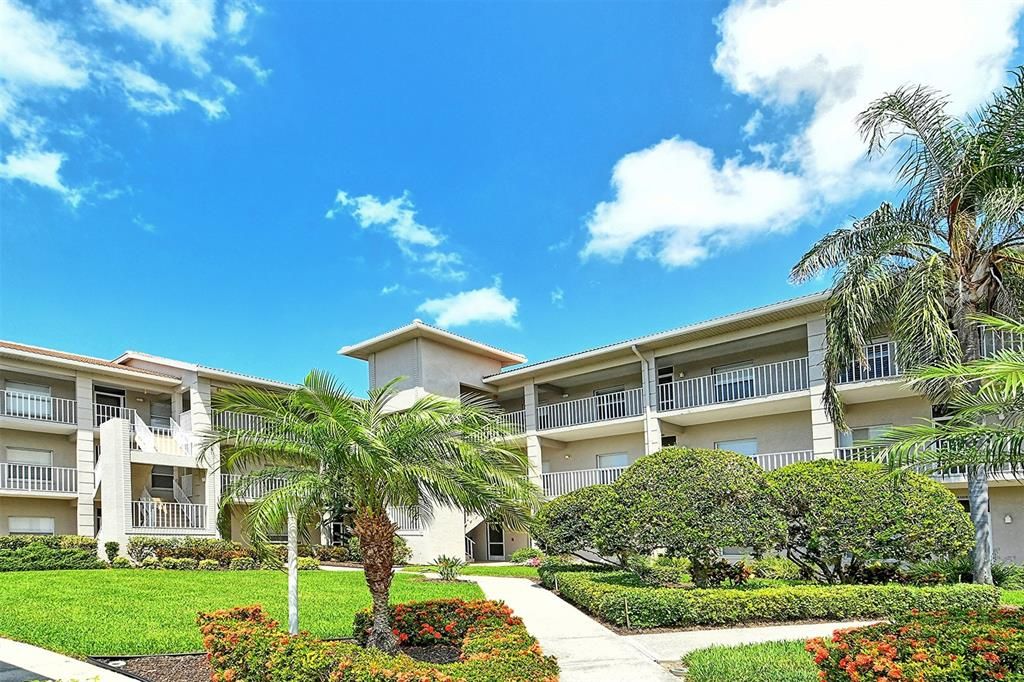 For Sale: $279,000 (2 beds, 2 baths, 1106 Square Feet)