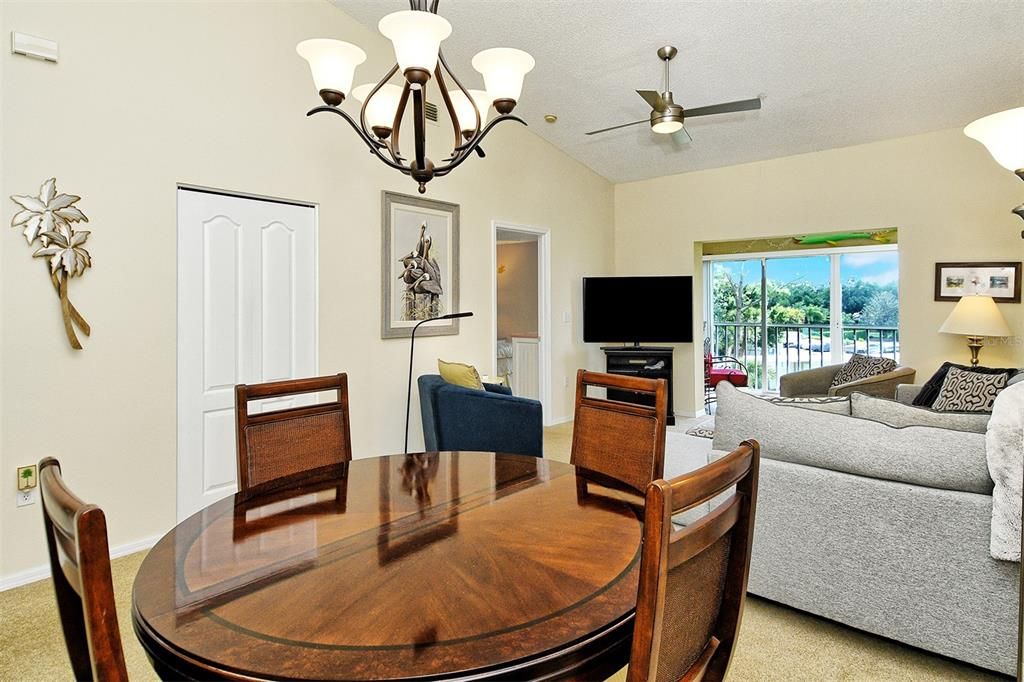 For Sale: $279,000 (2 beds, 2 baths, 1106 Square Feet)
