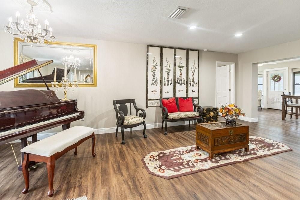 На продажу: $329,900 (3 спален, 2 ванн, 1818 Квадратных фут)