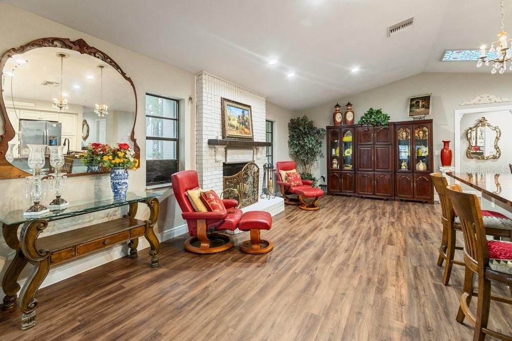На продажу: $329,900 (3 спален, 2 ванн, 1818 Квадратных фут)
