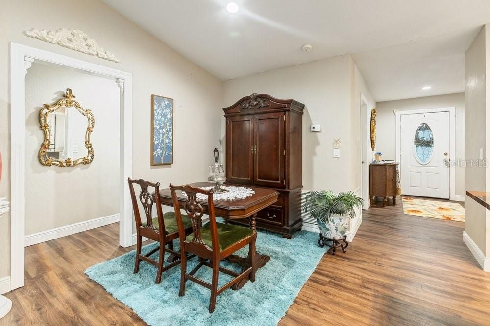 На продажу: $329,900 (3 спален, 2 ванн, 1818 Квадратных фут)