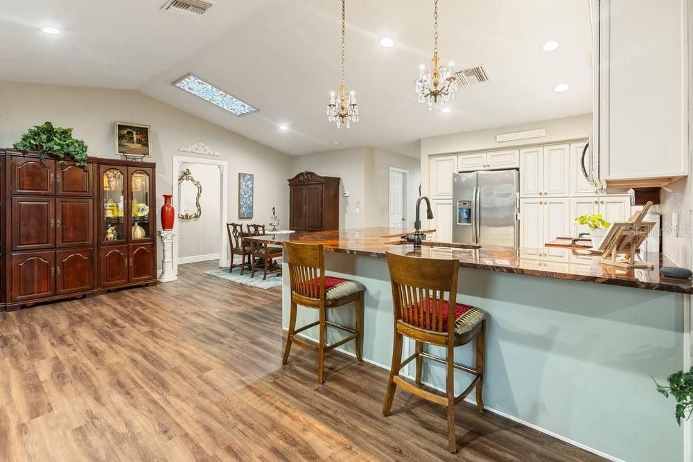 На продажу: $329,900 (3 спален, 2 ванн, 1818 Квадратных фут)
