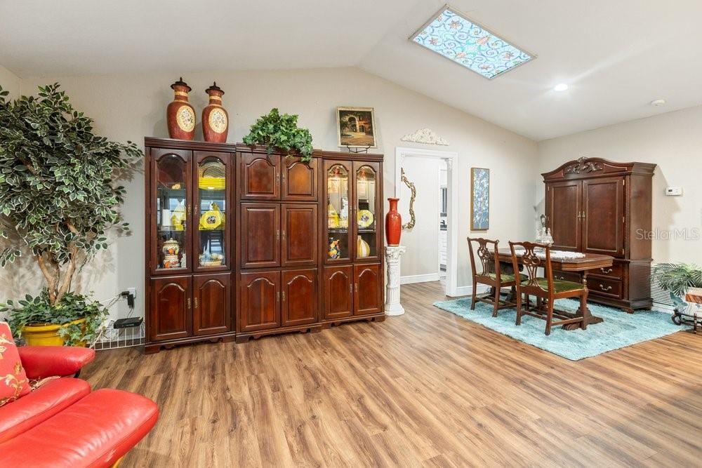 На продажу: $329,900 (3 спален, 2 ванн, 1818 Квадратных фут)