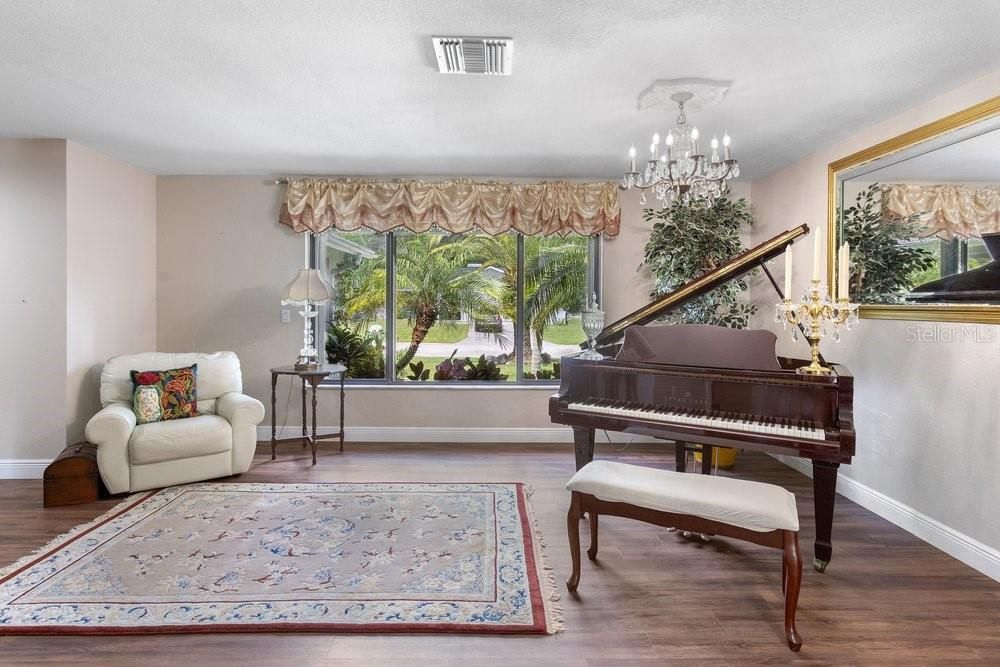 На продажу: $329,900 (3 спален, 2 ванн, 1818 Квадратных фут)