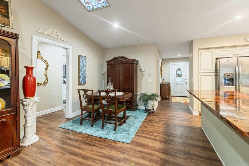 На продажу: $329,900 (3 спален, 2 ванн, 1818 Квадратных фут)
