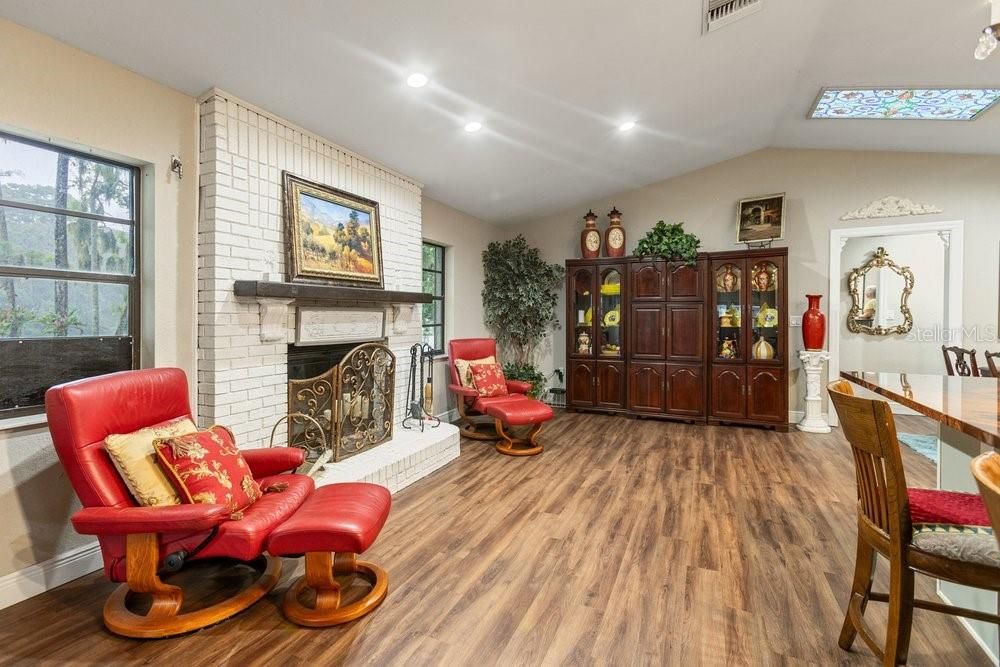 На продажу: $329,900 (3 спален, 2 ванн, 1818 Квадратных фут)
