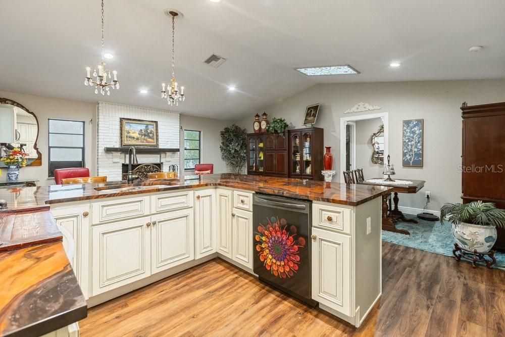 На продажу: $329,900 (3 спален, 2 ванн, 1818 Квадратных фут)