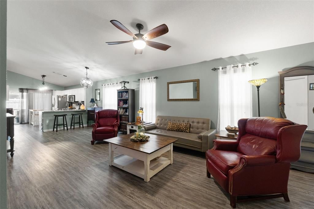 For Sale: $349,900 (3 beds, 2 baths, 1248 Square Feet)
