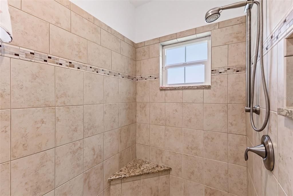 Activo con contrato: $350,000 (2 camas, 2 baños, 1760 Pies cuadrados)