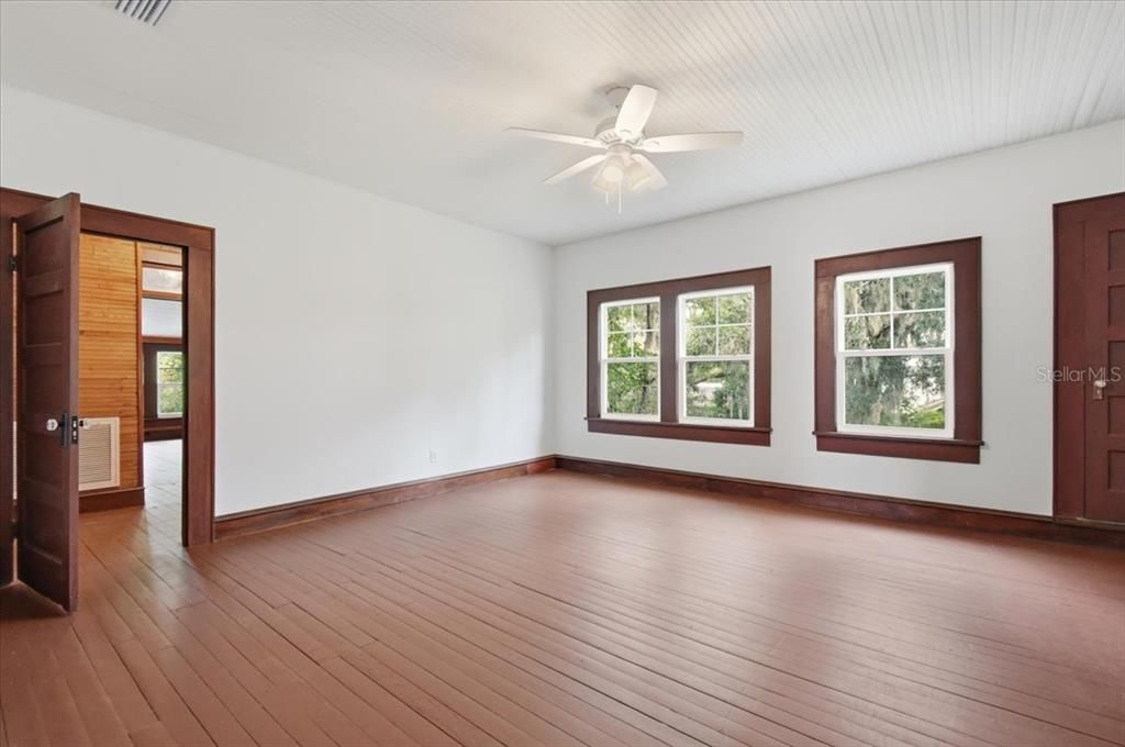 For Sale: $538,900 (8 beds, 4 baths, 5548 Square Feet)
