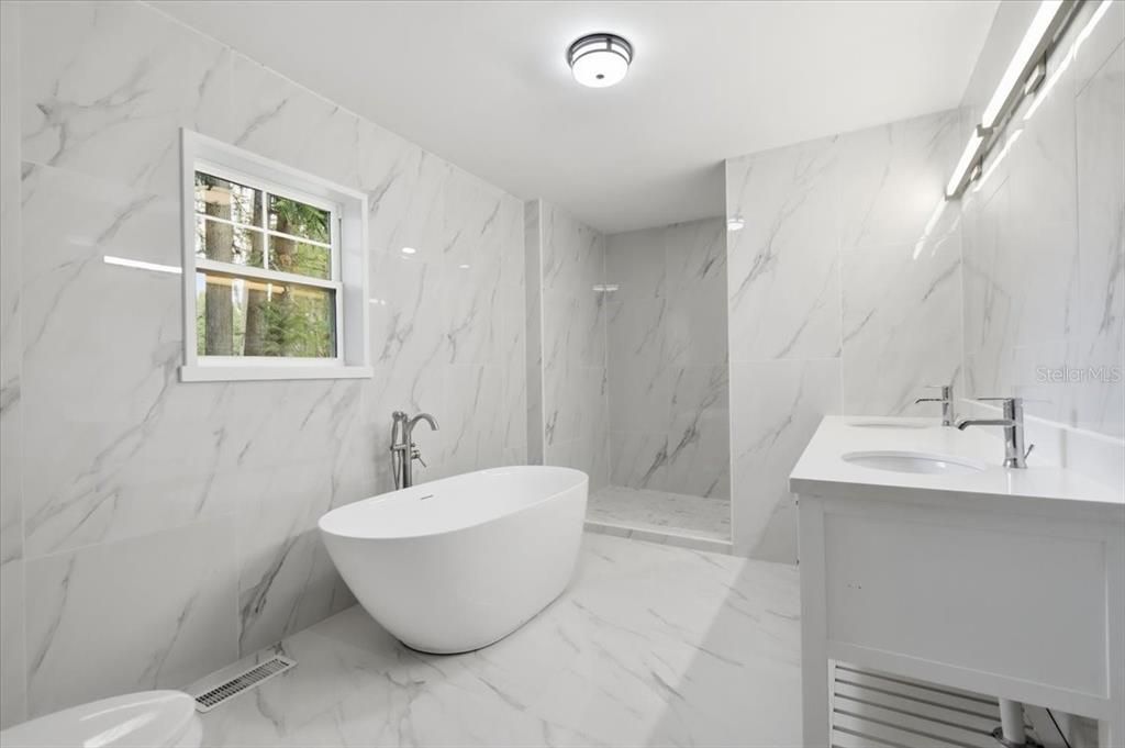 For Sale: $538,900 (8 beds, 4 baths, 5548 Square Feet)