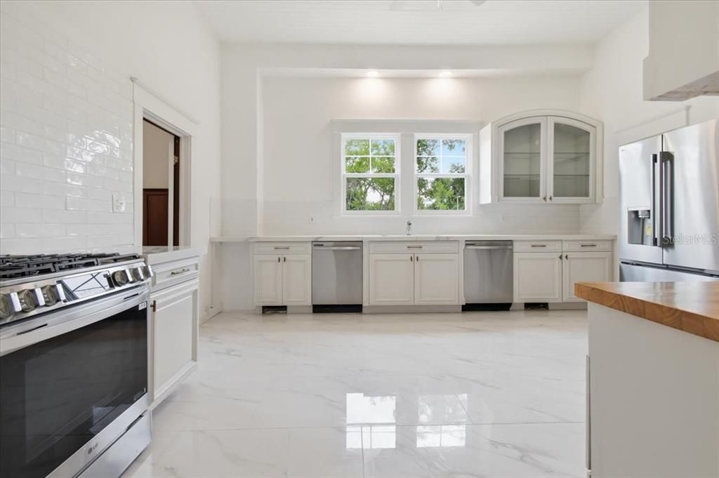 For Sale: $538,900 (8 beds, 4 baths, 5548 Square Feet)