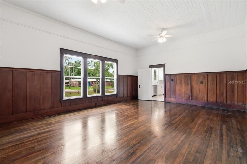For Sale: $538,900 (8 beds, 4 baths, 5548 Square Feet)