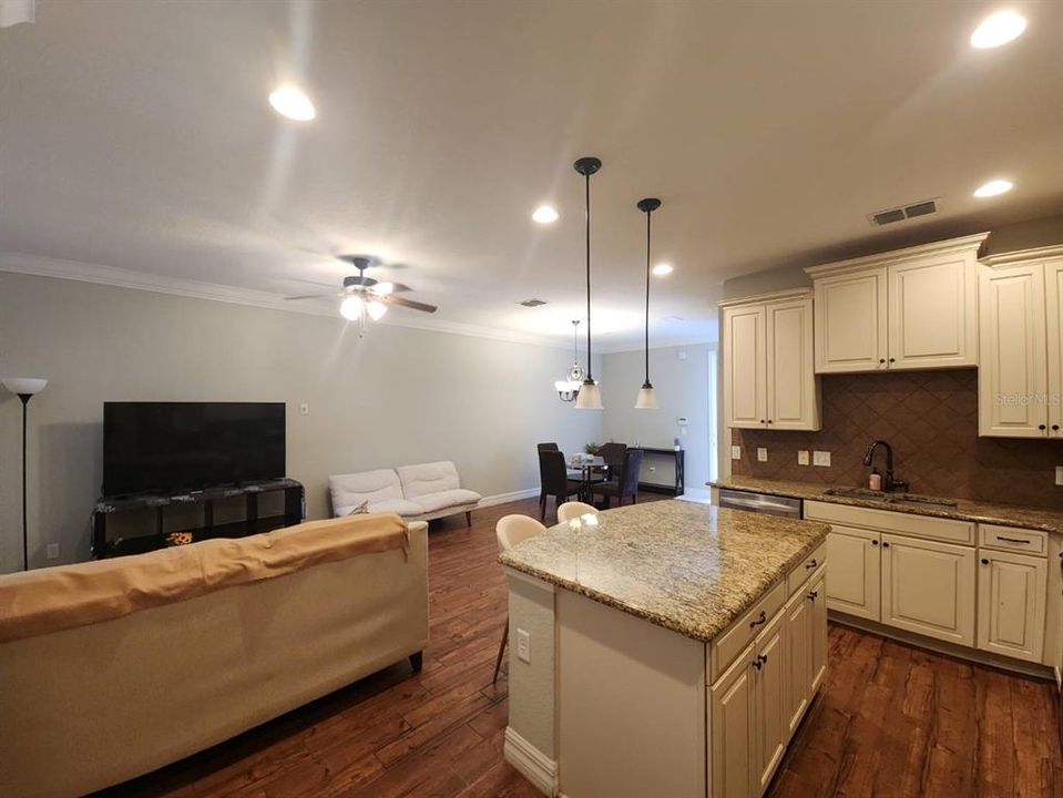 En Venta: $389,000 (3 camas, 2 baños, 1639 Pies cuadrados)