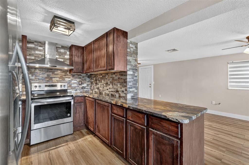 На продажу: $249,900 (2 спален, 2 ванн, 1098 Квадратных фут)