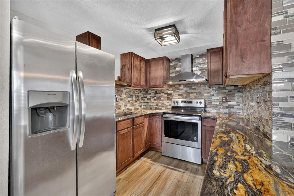 На продажу: $249,900 (2 спален, 2 ванн, 1098 Квадратных фут)