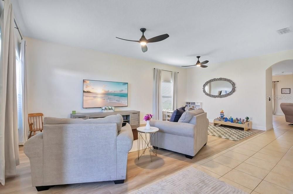 Activo con contrato: $379,000 (3 camas, 2 baños, 1751 Pies cuadrados)
