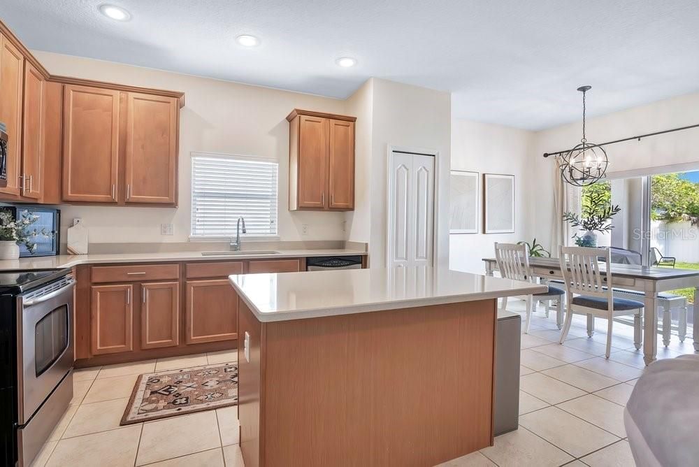 Activo con contrato: $379,000 (3 camas, 2 baños, 1751 Pies cuadrados)
