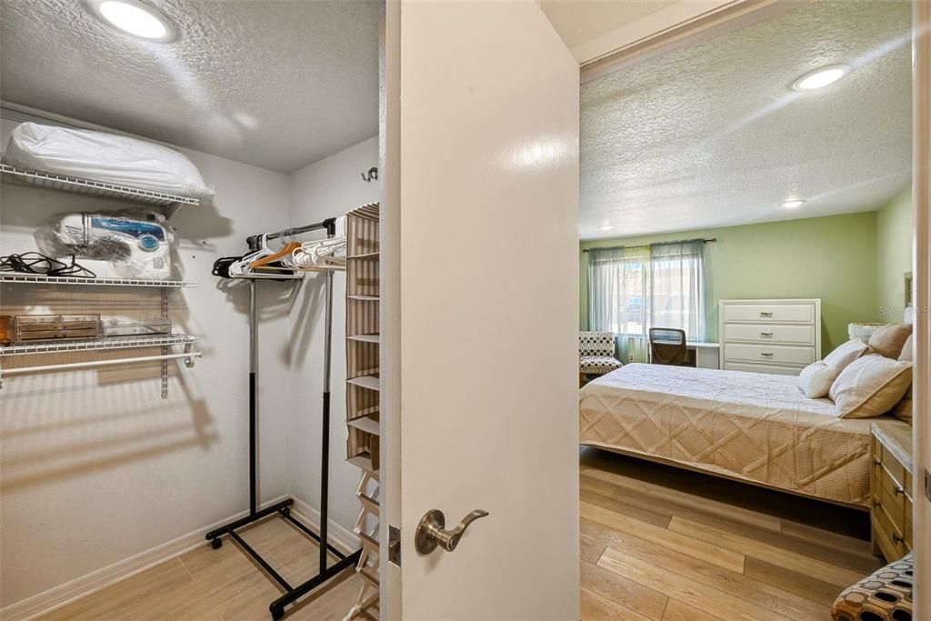 For Sale: $235,000 (2 beds, 2 baths, 1048 Square Feet)