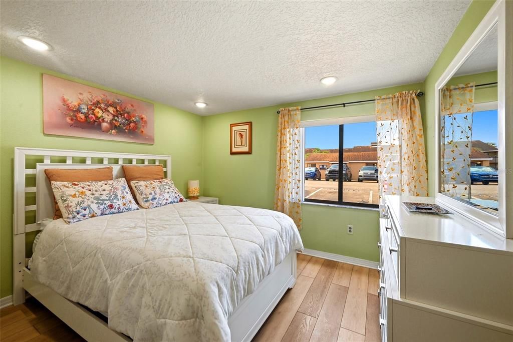 For Sale: $235,000 (2 beds, 2 baths, 1048 Square Feet)