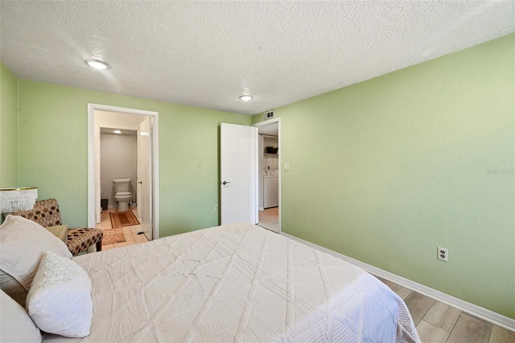 For Sale: $235,000 (2 beds, 2 baths, 1048 Square Feet)