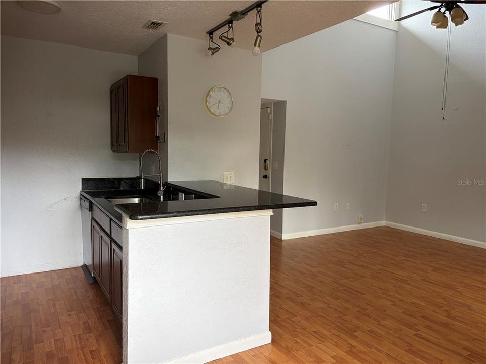 For Sale: $135,000 (1 beds, 1 baths, 591 Square Feet)