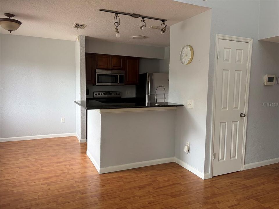 For Sale: $135,000 (1 beds, 1 baths, 591 Square Feet)