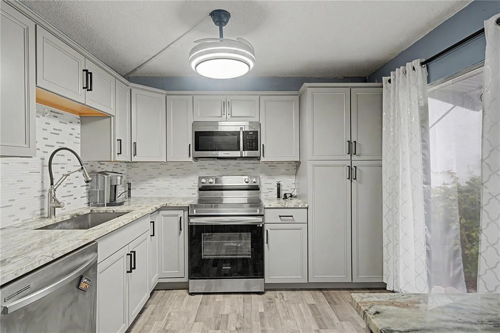 На продажу: $165,000 (2 спален, 2 ванн, 1025 Квадратных фут)
